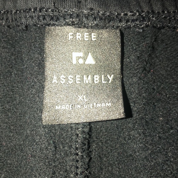 Free Assembly Men's Fleece Cargo Joggers - Picture 12 of 12
